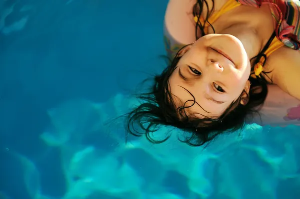 Pequena menina bonita na piscina — Fotografia de Stock