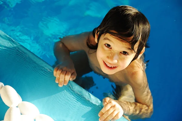 Liten glad unge i poolen — Stockfoto