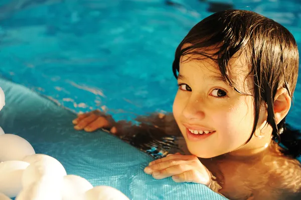 Um miúdo feliz na piscina. — Fotografia de Stock