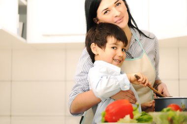Anne ve çocuk bir yemek hazırlamak yemek zamanı birlikte