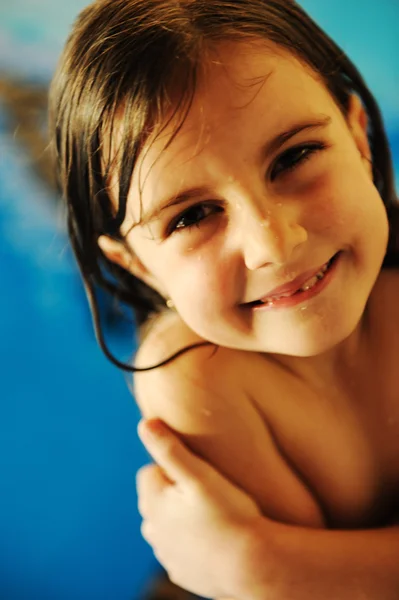 Маленька мила дівчинка в басейні посміхається, сіра фотографія — стокове фото