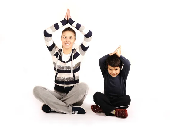 Familia - mujer joven y niño - haciendo deporte, ejercicios de fitness — Foto de Stock