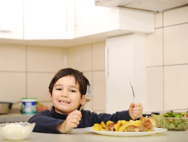 Litlle kid boy i köket — Stockfoto