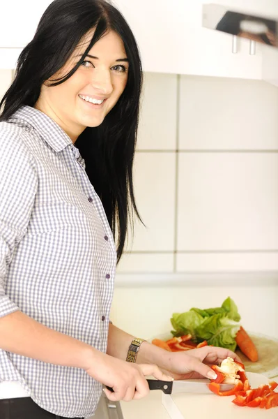 Mooie vrouw permanent in keuken — Stockfoto
