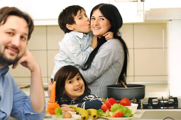 Madre e hijos preparan una comida, a la hora de comer juntos —  Fotos de Stock