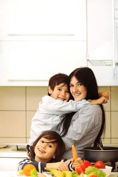 Mãe e filhos preparam uma refeição, hora da refeição juntos — Fotografia de Stock