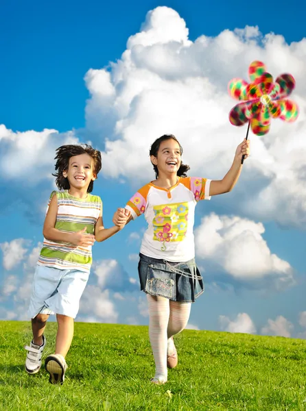 Fantástica escena de niños felices corriendo y jugando con cuidado —  Fotos de Stock