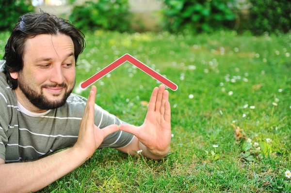 Ακίνητη περιουσία που ονειρεύεται την έννοια, ο άνθρωπος με το σπίτι στα χέρια — Φωτογραφία Αρχείου