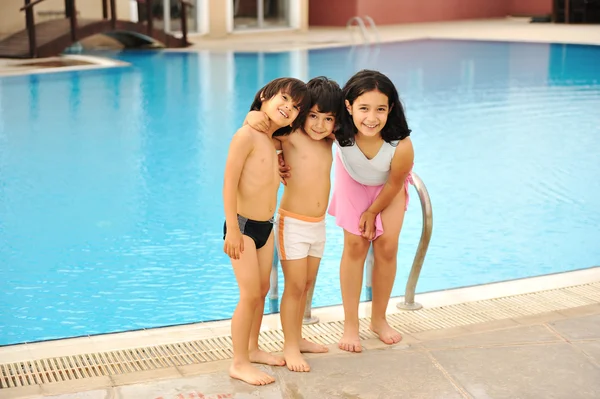 De gelukkige kinderen in zwembad — Stockfoto