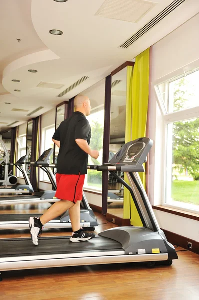 Uomo che fa jogging in casa, corre — Foto Stock