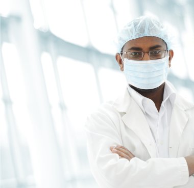 beyaz üniforma ile modern bir tesiste çalışma