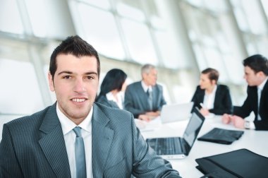 ofiste genç işadamı portresi