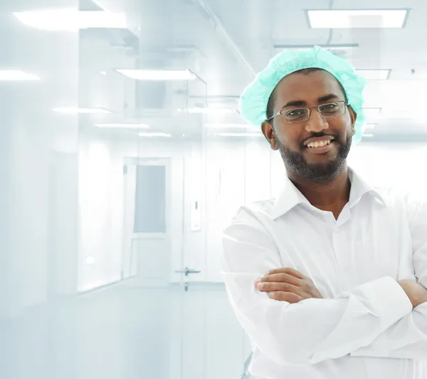 Arbeit mit weißen Uniformen in moderner Einrichtung — Stockfoto