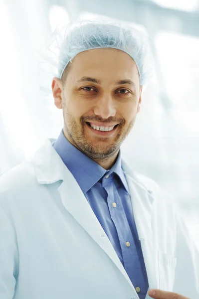 Retrato de belo jovem médico — Fotografia de Stock