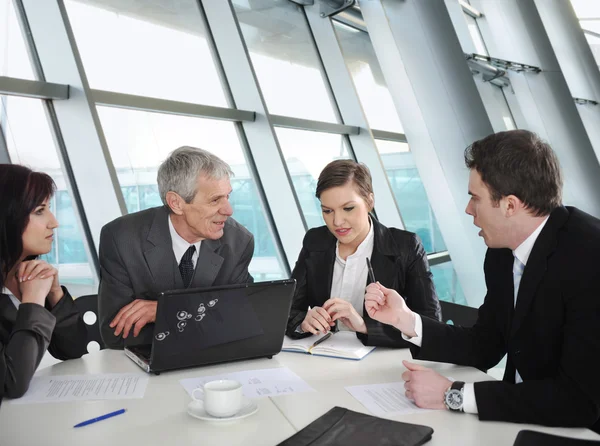 Zakelijk gesprek op vergaderzaal — Stockfoto