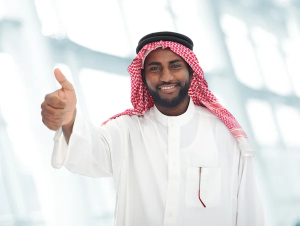 Арабский ближневосточный черный мужчина с большим пальцем вверх Стоковая Картинка