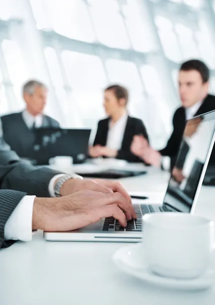 Ambiente de negócios, trabalhando no laptop durante a reunião Imagem De Stock