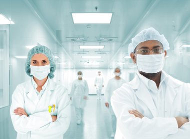 bilim adamları modern hastane laboratuarında, Doktor grup Arapça takım