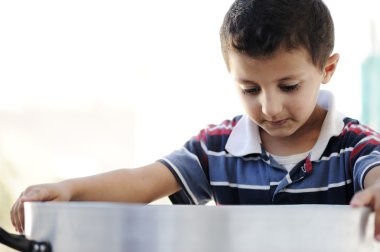 yoksulluk, gıda pot küçük zavallı çocuk portresi
