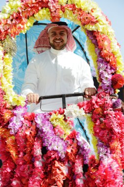 adam dekore edilmiş camel biner