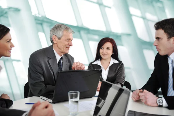 Affärsmöte - grupp i office på presentation — Stockfoto