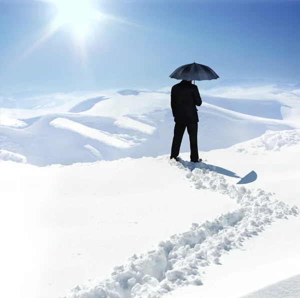 人类对山，冬天，雪，步行 — 图库照片