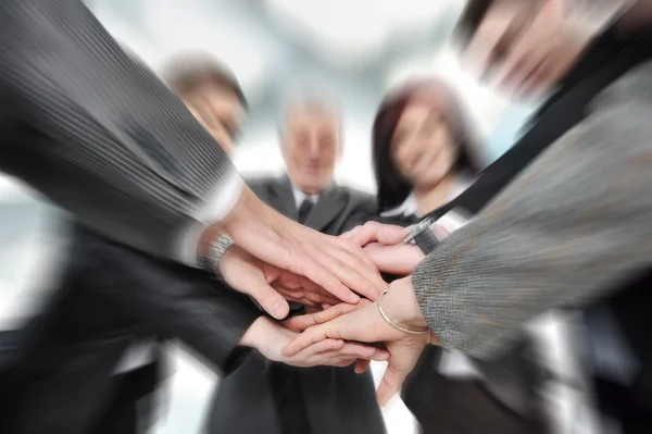 Grupo de negocios con las manos juntas para la unidad y partn — Foto de Stock