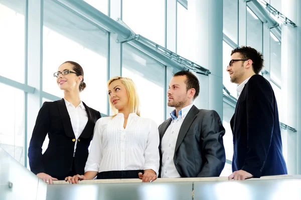 Negocios exitosos mirando a un lado — Foto de Stock