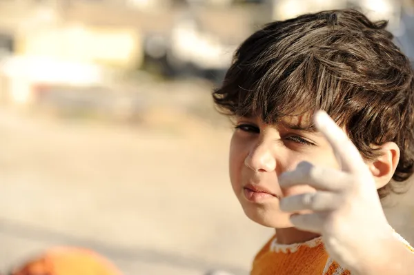 ¡Tú también eres responsable de esto! Pobre niño con el dedo en alto . — Foto de Stock