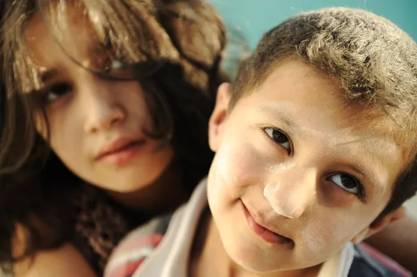 Hermano pequeño y hermana, pobreza, mal estado — Foto de Stock