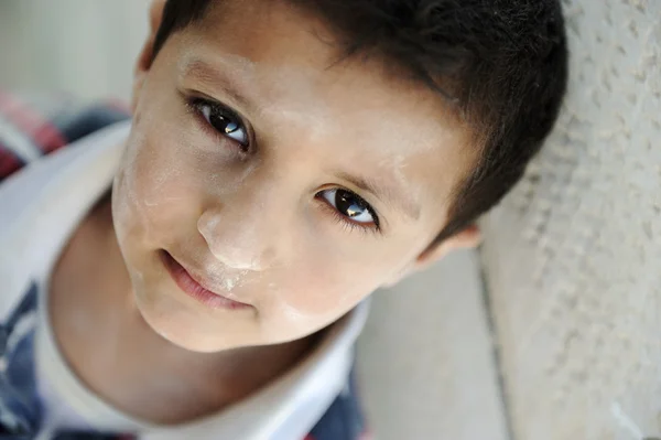 Ritratto di povertà, piccolo povero ragazzo sporco, primo piano — Foto Stock