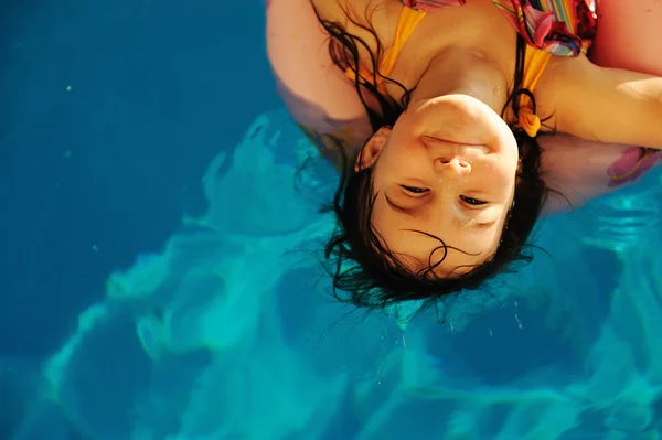 Su bella piscina, estate grande momento ! — Foto Stock