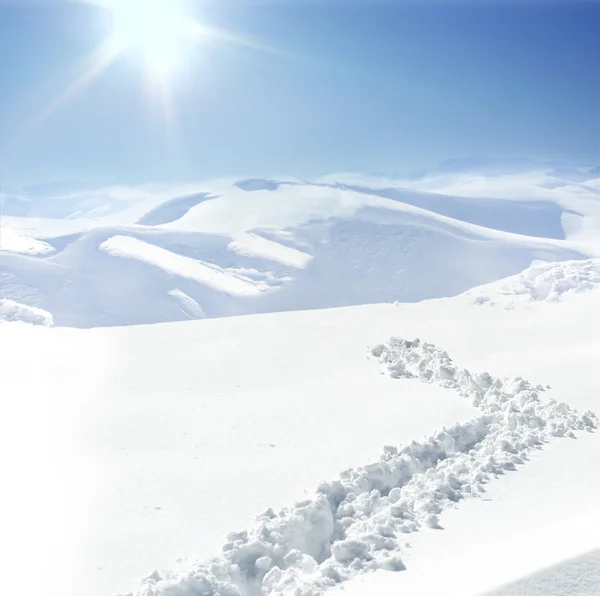 Dağ, kış, kar, yürüyüş üzerinde insan — Stok fotoğraf