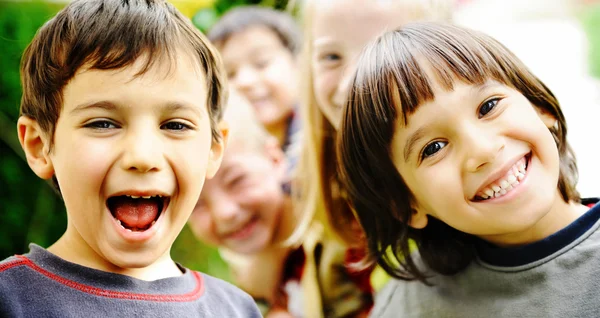 Glück ohne Grenzen, glückliche Kinder zusammen im Freien, Gesichter, — Stockfoto