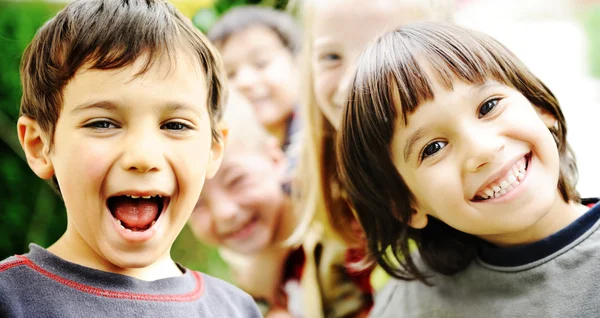 Felicità senza limiti, bambini felici insieme all'aperto, volti , — Foto Stock