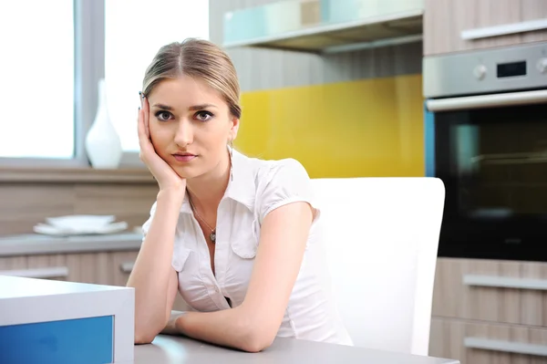 Junge schöne blonde Frau in der Küche — Stockfoto