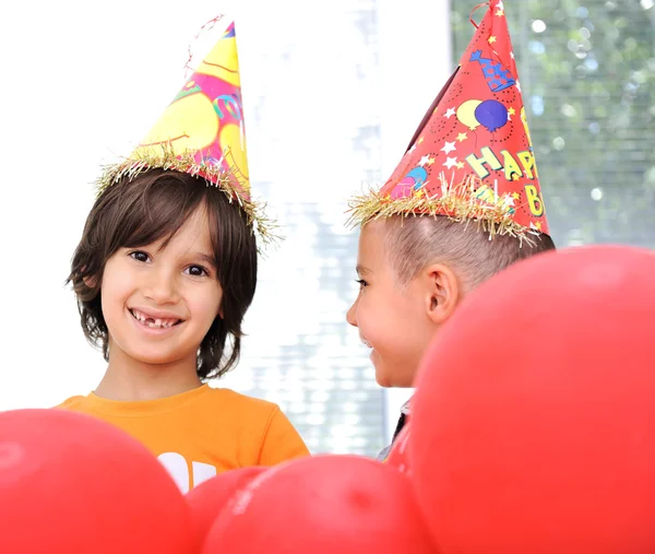 Fête d'anniversaire, enfants heureux célébrant, ballons et cadeaux autour — Photo