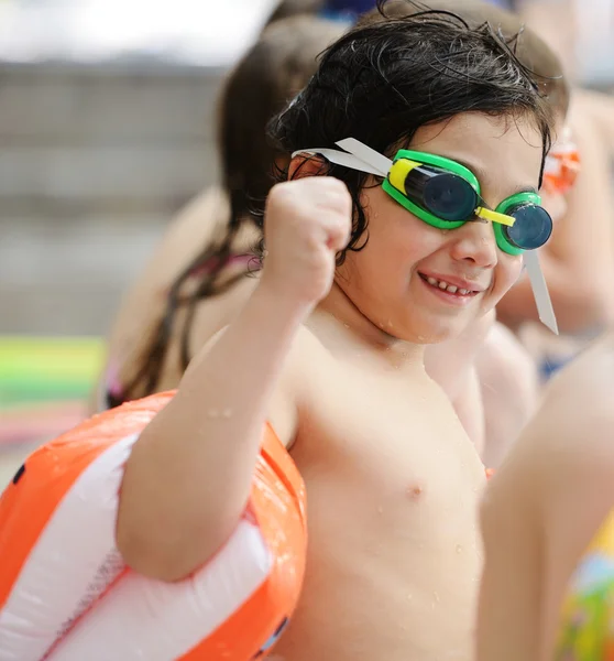 Kleine jongen op pool — Stockfoto