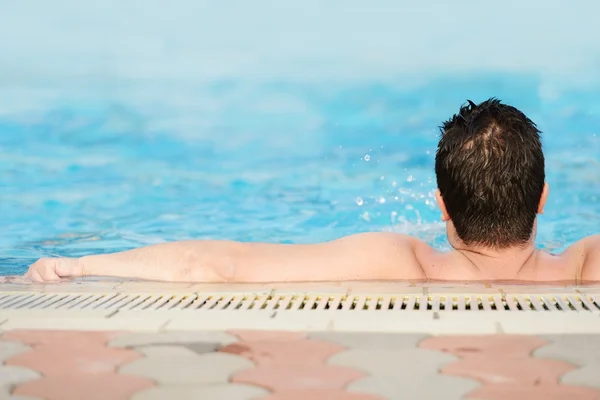 Hombre disfrutando y relajándose en la piscina de verano —  Fotos de Stock