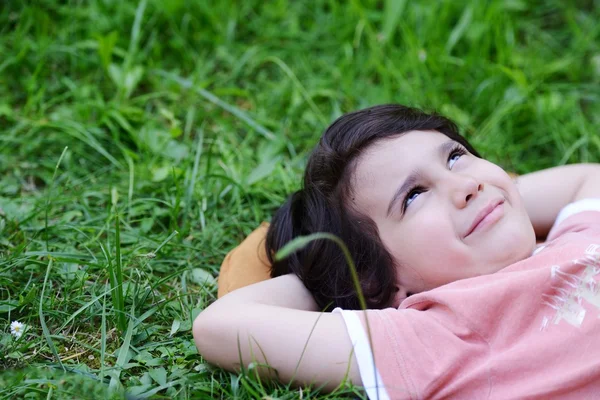 Närbild porträtt av en liten glad pojke utanför — Stockfoto