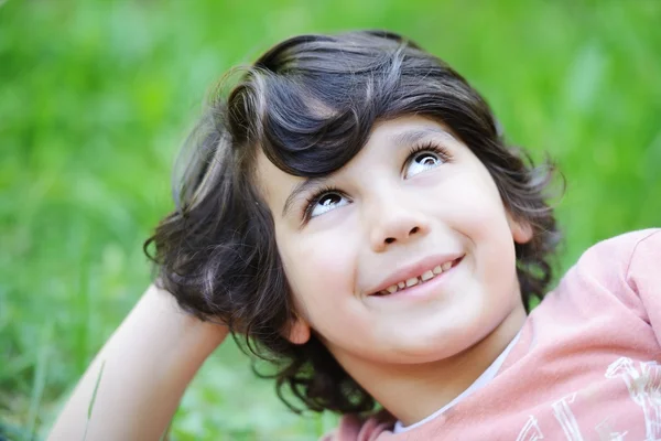 Retrato de perto de um menino feliz lá fora — Fotografia de Stock