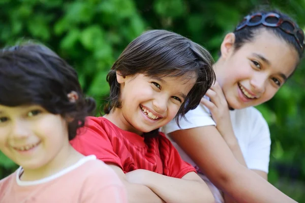 Groep van kinderen buiten — Stockfoto