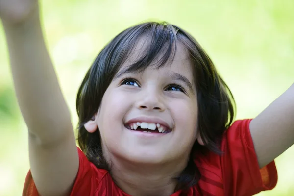 Närbild porträtt av en liten glad pojke utanför — Stockfoto
