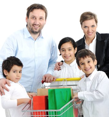 bir alışveriş sepeti ile mutlu bir aile