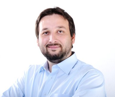 Beyaz arkasında izole sakallı yakışıklı genç adam portresi