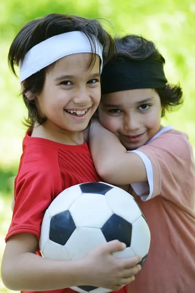 Jungen, die draußen Fußball spielen — Stockfoto