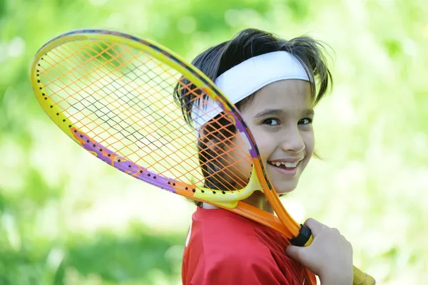 Niño jugando tenis —  Fotos de Stock