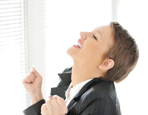 Joven negocio feliz mujer ganadora emocionada en la oficina celebrando —  Fotos de Stock