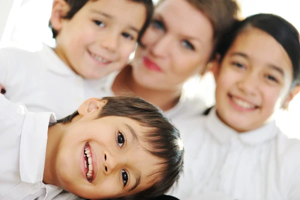 Madre e hijos en casa — Foto de Stock