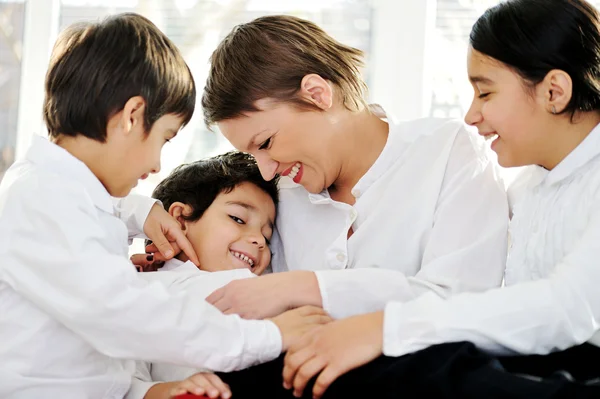 Mãe e filhos em casa — Fotografia de Stock